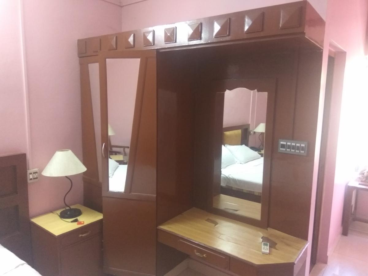 Hotel Malika Residency Ettumanoor Buitenkant foto