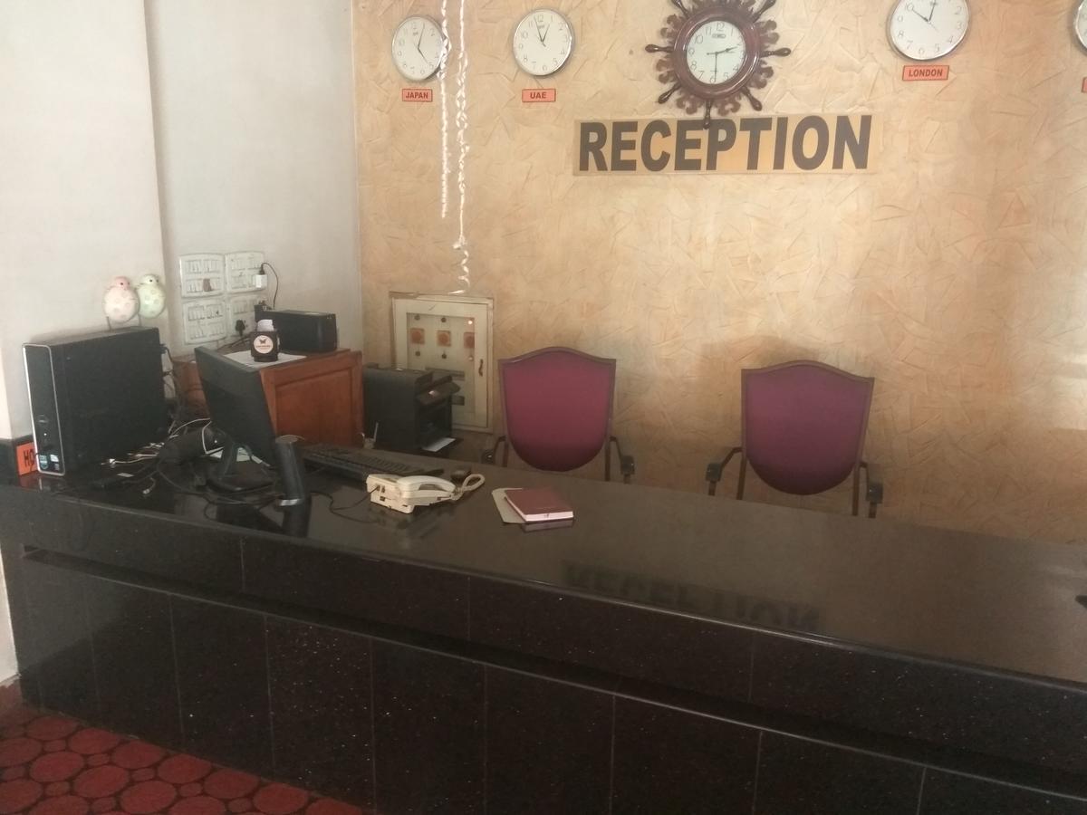 Hotel Malika Residency Ettumanoor Buitenkant foto